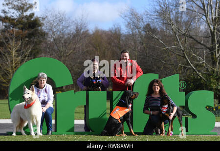 Les chiens et leurs propriétaires lors du lancement de l'exposition de Crufts Birmingham le National Exhibition Centre (NEC). Banque D'Images