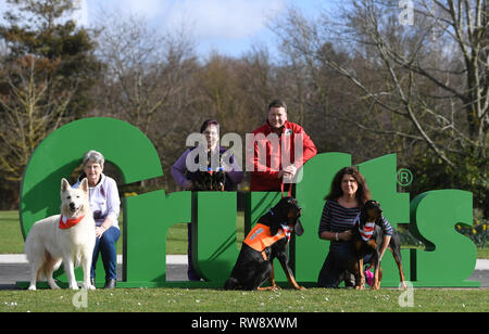 Les chiens et leurs propriétaires lors du lancement de l'exposition de Crufts Birmingham le National Exhibition Centre (NEC). Banque D'Images