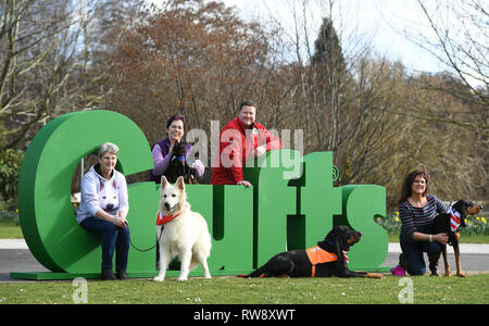 Les chiens et leurs propriétaires lors du lancement de l'exposition de Crufts Birmingham le National Exhibition Centre (NEC). Banque D'Images