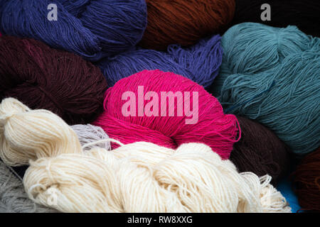 Différentes couleurs de fil à tricoter balls empilés les uns sur les autres Banque D'Images