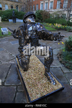 Une sculpture du nom de D-Day : Les soldats du Sacrifice de l'artiste de renom Alfie Bradley en exposition dans le jardin de Notre Dame et Saint Nicholas church à Liverpool, pour marquer l'historique D-Day de l'année du 75e anniversaire. La sculpture a été créé en hommage à 4 414 militaires alliés qui ont perdu la vie le premier jour du débarquement allié en Normandie. Banque D'Images