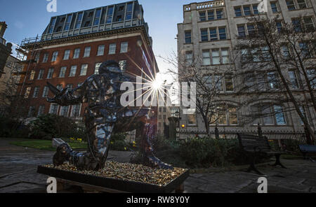 Une sculpture du nom de D-Day : Les soldats du Sacrifice de l'artiste de renom Alfie Bradley en exposition dans le jardin de Notre Dame et Saint Nicholas church à Liverpool, pour marquer l'historique D-Day de l'année du 75e anniversaire. La sculpture a été créé en hommage à 4 414 militaires alliés qui ont perdu la vie le premier jour du débarquement allié en Normandie. Banque D'Images