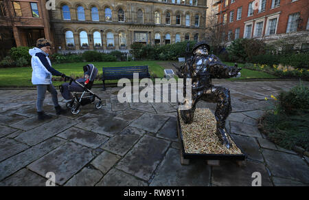 Une sculpture du nom de D-Day : Les soldats du Sacrifice de l'artiste de renom Alfie Bradley en exposition dans le jardin de Notre Dame et Saint Nicholas church à Liverpool, pour marquer l'historique D-Day de l'année du 75e anniversaire. La sculpture a été créé en hommage à 4 414 militaires alliés qui ont perdu la vie le premier jour du débarquement allié en Normandie. Banque D'Images