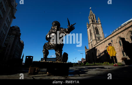 Une sculpture du nom de D-Day : Les soldats du Sacrifice de l'artiste de renom Alfie Bradley en exposition dans le jardin de Notre Dame et Saint Nicholas church à Liverpool, pour marquer l'historique D-Day de l'année du 75e anniversaire. La sculpture a été créé en hommage à 4 414 militaires alliés qui ont perdu la vie le premier jour du débarquement allié en Normandie. Banque D'Images