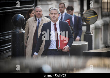 Brexit secrétaire Stephen Barclay mène son équipe hors de son bureau, y compris le procureur général Geoffrey Cox (à gauche) qu'il quitte Downing Street à Londres pour Bruxelles. Banque D'Images