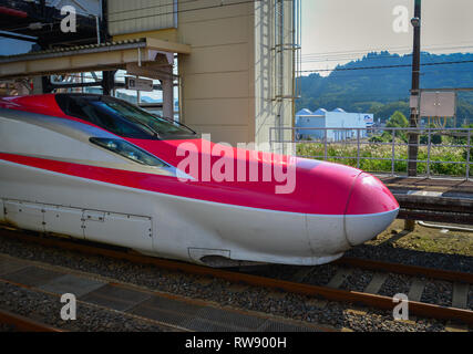 Akita, Japon - Sep 27, 2017. L'arrêt de train Shinkansen à la gare à Akita, au Japon. Depuis 1960, Shinkansen a transporté plus de 5,6 billi Banque D'Images