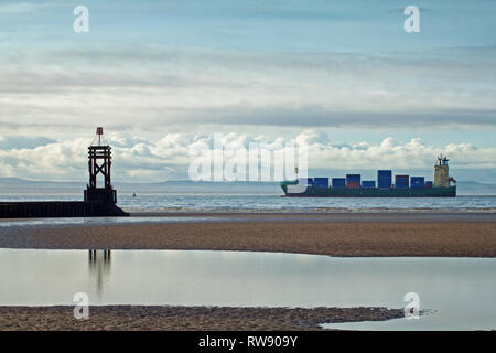 Un cargo passant la balise sur Crosby Beach, en route vers Liverpool Docks Banque D'Images