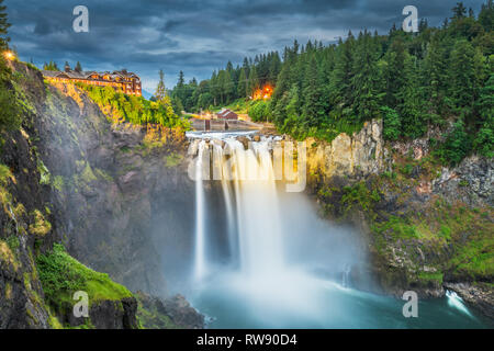 Falls City, Washington, USA at Snoqualmie Falls dans la soirée. Banque D'Images