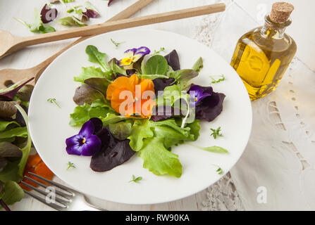 Salade de laitue et de fleurs sur fond blanc woody, Pâques Printemps Banque D'Images