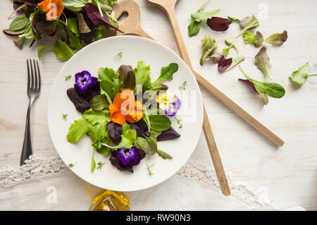 Salade de laitue et de fleurs sur fond blanc woody, Pâques Printemps Banque D'Images