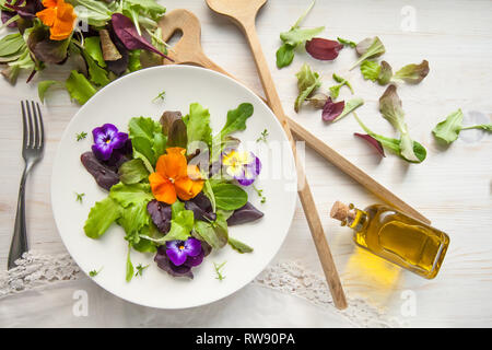 Salade de laitue et de fleurs sur fond blanc woody, Pâques Printemps Banque D'Images