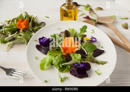 Salade de laitue et de fleurs sur fond blanc woody, Pâques Printemps Banque D'Images