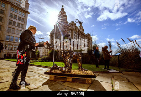 Une sculpture du nom de D-Day : Les soldats du Sacrifice de l'artiste de renom Alfie Bradley en exposition dans le jardin de Notre Dame et Saint Nicholas church à Liverpool, pour marquer l'historique D-Day de l'année du 75e anniversaire. La sculpture a été créé en hommage à 4 414 militaires alliés qui ont perdu la vie le premier jour du débarquement allié en Normandie. Banque D'Images