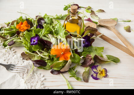 Salade de laitue et de fleurs sur fond blanc woody, Pâques Printemps Banque D'Images