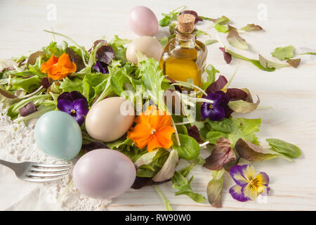 Salade de laitue et de fleurs sur fond blanc woody, Pâques Printemps Banque D'Images