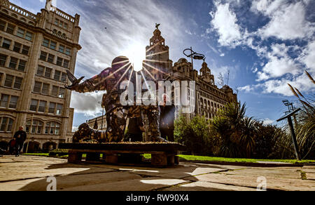 Une sculpture du nom de D-Day : Les soldats du Sacrifice de l'artiste de renom Alfie Bradley en exposition dans le jardin de Notre Dame et Saint Nicholas church à Liverpool, pour marquer l'historique D-Day de l'année du 75e anniversaire. La sculpture a été créé en hommage à 4 414 militaires alliés qui ont perdu la vie le premier jour du débarquement allié en Normandie. Banque D'Images