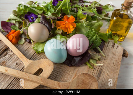 Salade de laitue et de fleurs sur fond blanc woody, Pâques Printemps Banque D'Images