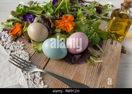 Salade de laitue et de fleurs sur fond blanc woody, Pâques Printemps Banque D'Images