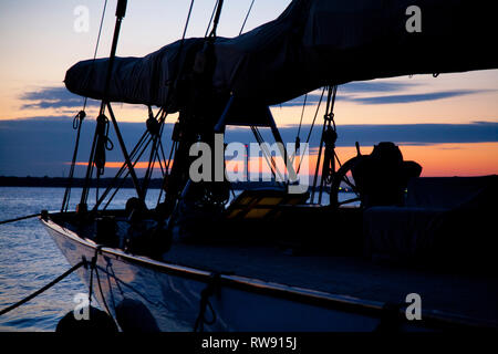 Front de mer, mâts, Royal Yacht Squadron, Parade, Trinity, l'atterrissage, stade, ponton, coucher du soleil, silhouette, yacht, gaffer, Cowes, île de Wight, Banque D'Images