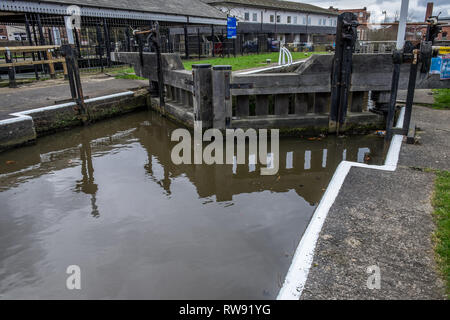 Verrouiller la porte fermée sur le Leeds Liverpool et la navigation du canal. Banque D'Images