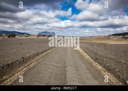 Route de gravier menant à la montagne Herdubreid Odadahraun tuya par champ de lave dans les hautes terres d'Islande, Scandinavie Banque D'Images