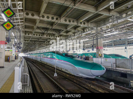 Akita, Japon - Sep 27, 2017. L'arrêt de train Shinkansen à la gare à Akita, au Japon. Depuis 1960, Shinkansen a transporté plus de 5,6 billi Banque D'Images