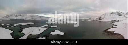 Drone aérien vue panoramique des îles Lofoten étonnant paysage d'hiver avec Reine célèbre village de pêcheurs en Norvège, en Scandinavie. Vue d'en haut photo à sunse Banque D'Images