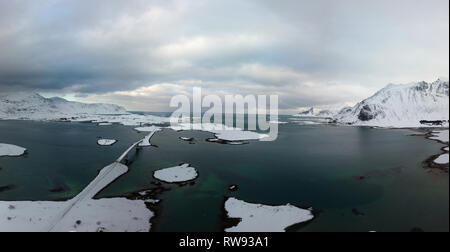 Drone aérien vue panoramique des îles Lofoten étonnant paysage d'hiver avec Reine célèbre village de pêcheurs en Norvège, en Scandinavie. Vue d'en haut photo à sunse Banque D'Images
