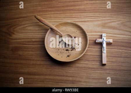 Le jeûne, le Carême. Plaque et croix sur fond en bois. Banque D'Images