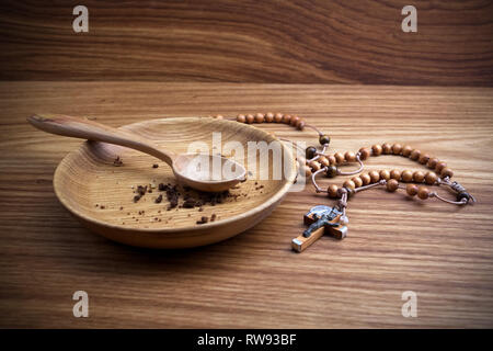 Le jeûne, le Carême. Plaque et croix sur fond en bois. Banque D'Images