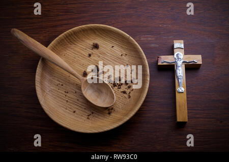 Le jeûne, le Carême. Plaque et croix sur fond en bois. Banque D'Images