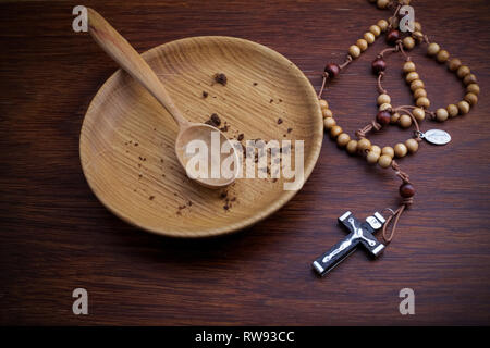 Le jeûne, le Carême. Plaque et croix sur fond en bois. Banque D'Images