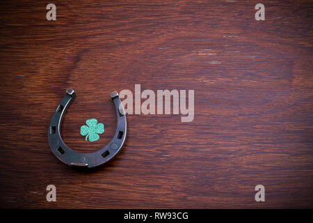 Tableau noir avec quatre feuilles de trèfle et fer à cheval Banque D'Images