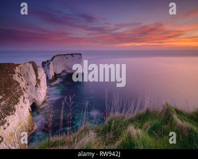 Lever du soleil à l'Old Harry Rocks, Studland, Dorset, UK Banque D'Images