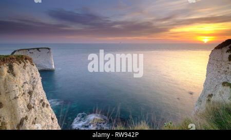 Lever du soleil à l'Old Harry Rocks, Studland, Dorset, UK Banque D'Images