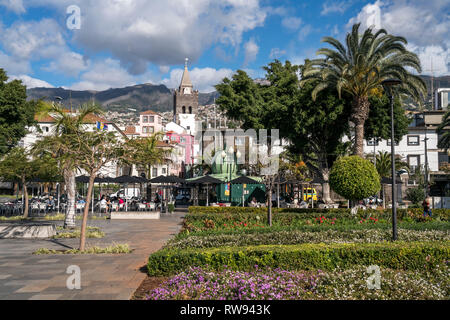 Promenade und Parkanlage Praca do Povo und die Kathedrale Se, Funchal, Madeira, Portugal, Europa | Parc et la promenade Praca do Povo et la cathédrale Banque D'Images