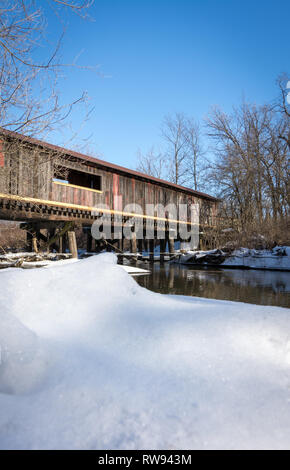 Le pont couvert de Clarence Decatur, Wisconsin, par une froide journée de l'hiver avec un ciel bleu et la neige. Banque D'Images