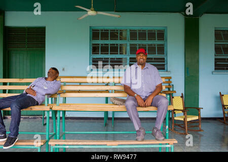 Ancien West Indies faast bowler Colin Croft au Kingston Cricket Club. Banque D'Images