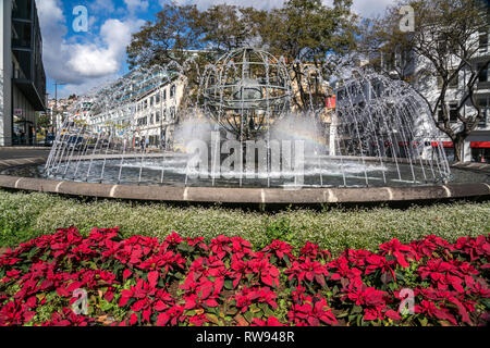 Suis Brunen Kreisverkehr Rotunda do Infante, Funchal, Madeira, Portugal, Europa | fontaine à l'rounadabout Rotunda do Infante, Funchal, Madère, Po Banque D'Images