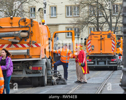 Würzburg, Allemagne - 3 mars 2019 : les travailleurs du nettoyage des routes sales et ville avec nettoyage automatique des camions après les événements du carnaval culturel Fasching. Banque D'Images