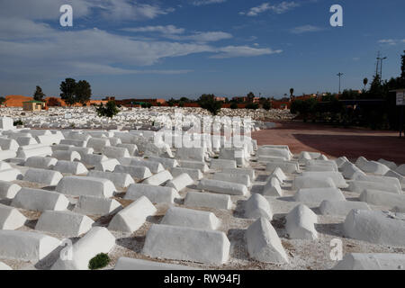 Tombes blanches à Miara Cimetière juif dans la médina de Marrakech sous le soleil d'après-midi de printemps (Marrakech, Maroc, Afrique) Banque D'Images