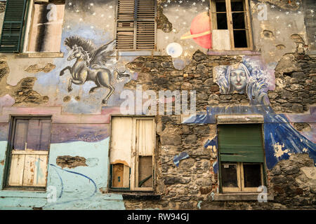 Kunstprojekt mit bemalten Türen und Fassaden in der Altstadt von Funchal, Madeira, Portugal, Europa | Projet d'art portes et façades peintes dans Funcha Banque D'Images