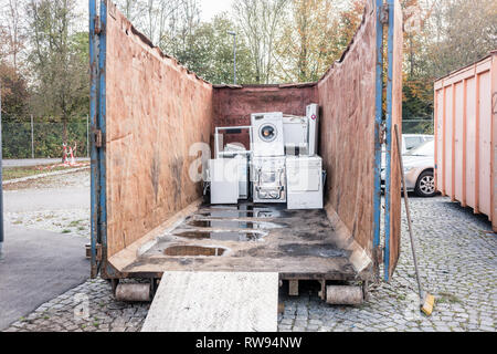 Les vieux appareils électriques dans le récipient de recycling center Banque D'Images