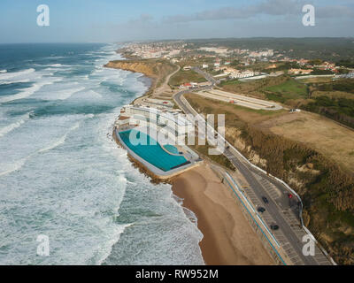 Vue aérienne d'une grande plage de sable avec des vagues et un grand océan piscine. Le littoral portugais Banque D'Images