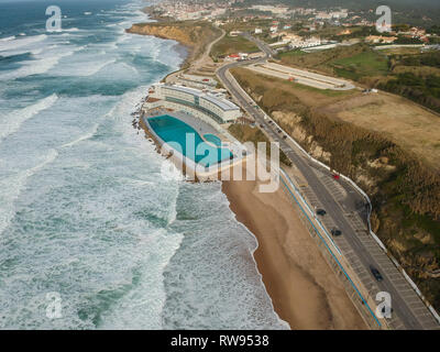 Vue aérienne d'une grande plage de sable avec des vagues et un grand océan piscine. Le littoral portugais Banque D'Images