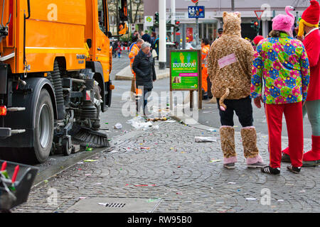 Würzburg, Allemagne - 3 mars 2019 : les travailleurs du nettoyage des routes sales et ville avec nettoyage automatique des camions après les événements du carnaval culturel Fasching. Banque D'Images