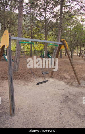 Un swing double colorée dans un parc dans une zone de loisirs avec le déménagement de sièges Banque D'Images