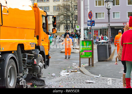 Würzburg, Allemagne - 3 mars 2019 : les travailleurs du nettoyage des routes sales et ville avec nettoyage automatique des camions après les événements du carnaval culturel Fasching. Banque D'Images