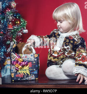 Jeune fille avec son animal de cobaye. Banque D'Images