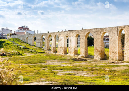 Ancien aqueduc de Kamares à Larnaca, Chypre. Banque D'Images